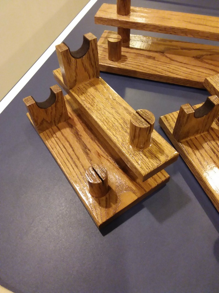 1--SOLID NORTHERN RED OAK DOUBLE KNIFE DISPLAY STAND