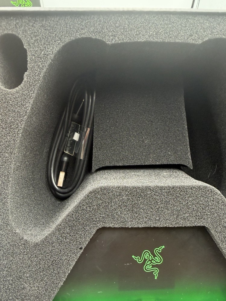 GC505 RAZER WIRELESS CONTROLLER & QUICK CHARGING STAND FOR XBOX- USED