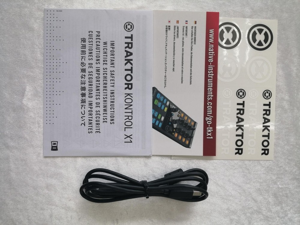 NATIVE INSTRUMENTS TRAKTOR KONTROL X1 Effects Controller w/ Accessories MG01 5.5