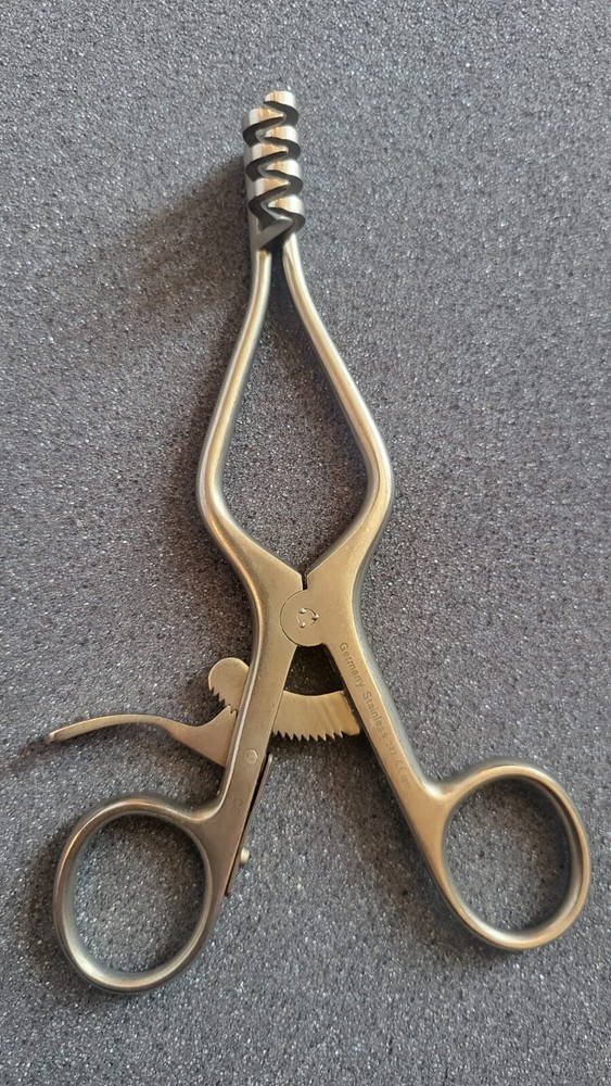 Integra Jarit 204-150 Weitlaner Retractor, 17mm D, Sharp, 5-1/2 - Good Condition
