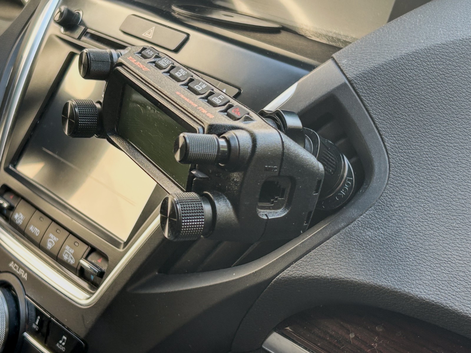 Vent Mount With Mic Holder For Yaesu FTM-150 FTM-200 FTM-300 FTM-500 FTM-510