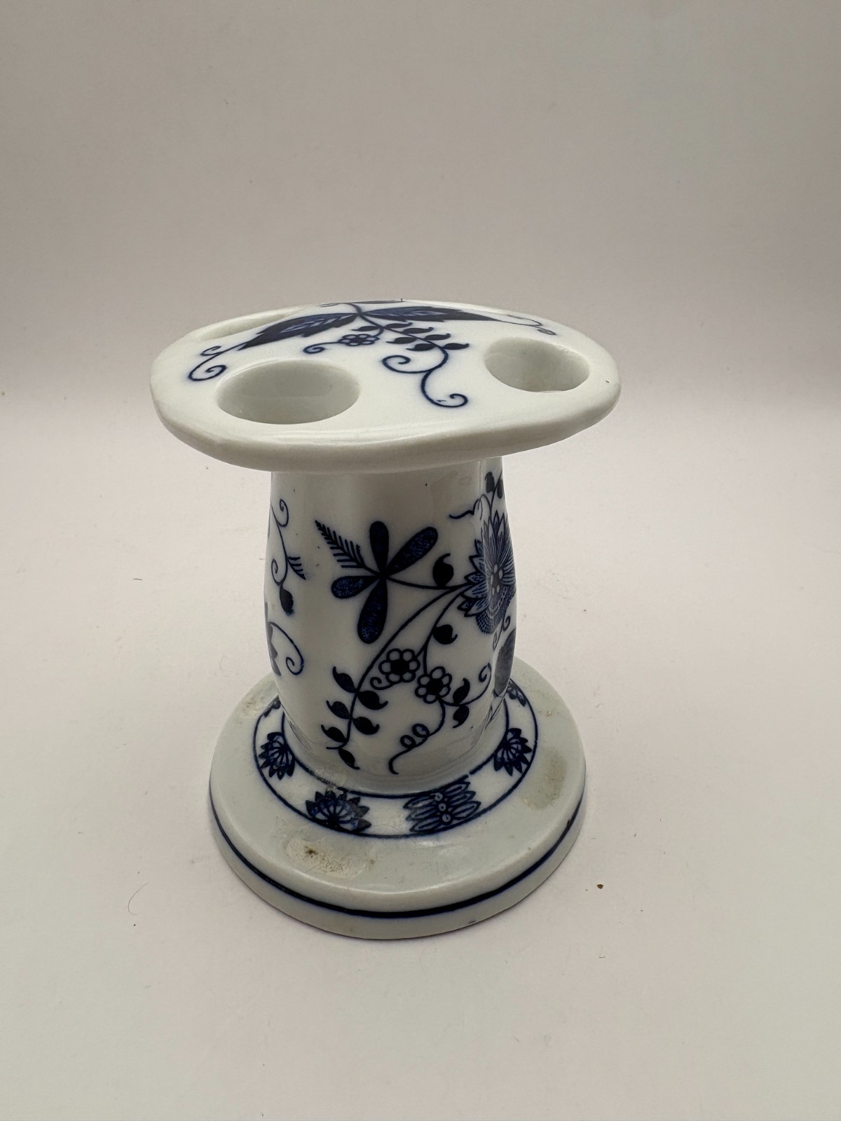 Vienna Woods Japan Blue Onion Design Toothbrush Holder Blue White