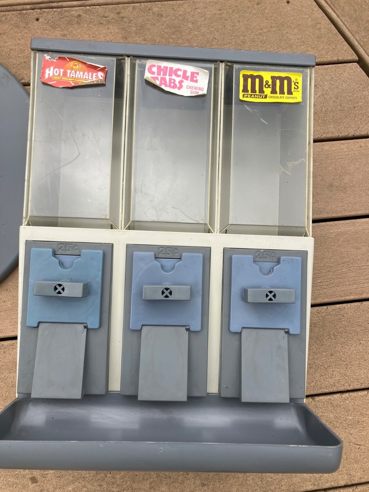 Three Bin Vendstar 3000 Bulk Candy Vending Machine w/ Stand missing keys