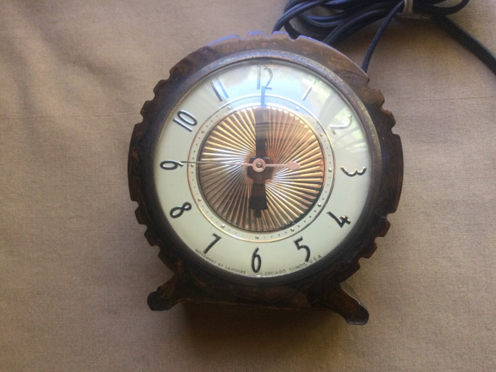 Vintage Rootbeer Colored Bakelite/Catalin Lanshire Model T3 Electric Clock