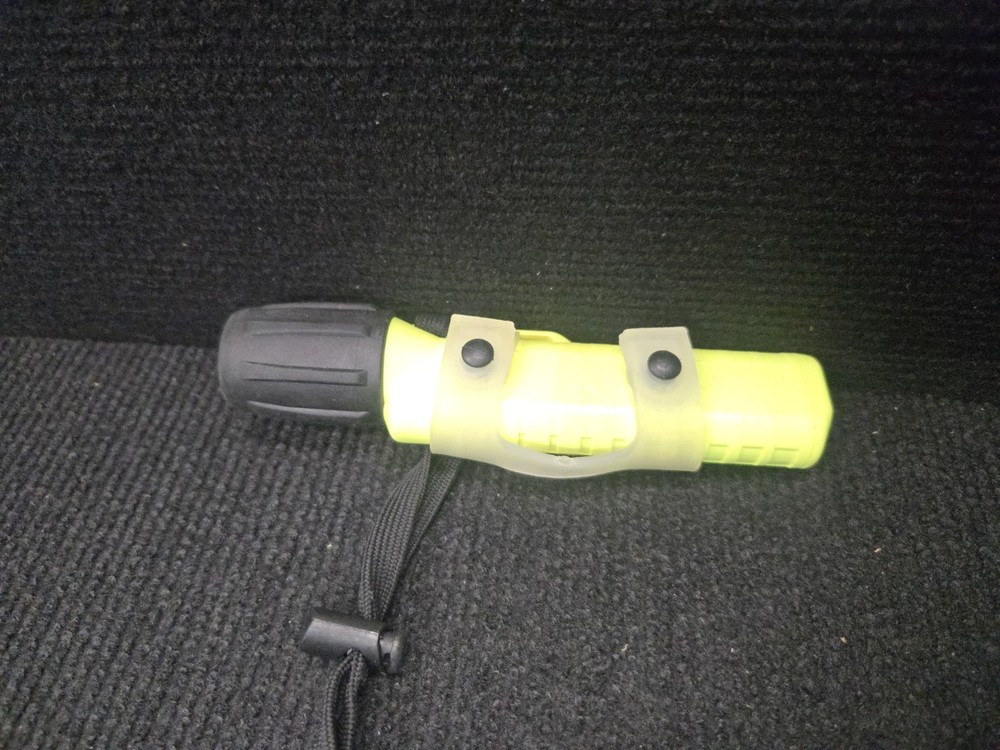 Underwater Kinetics Mini Q40 Flashlight