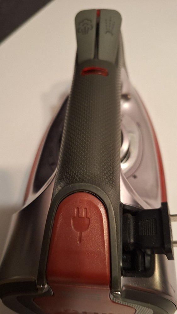 CHI ELECTRONIC STEAM IRON RETRACTABLE CORD TITANIUM CERAMIC 1700W
