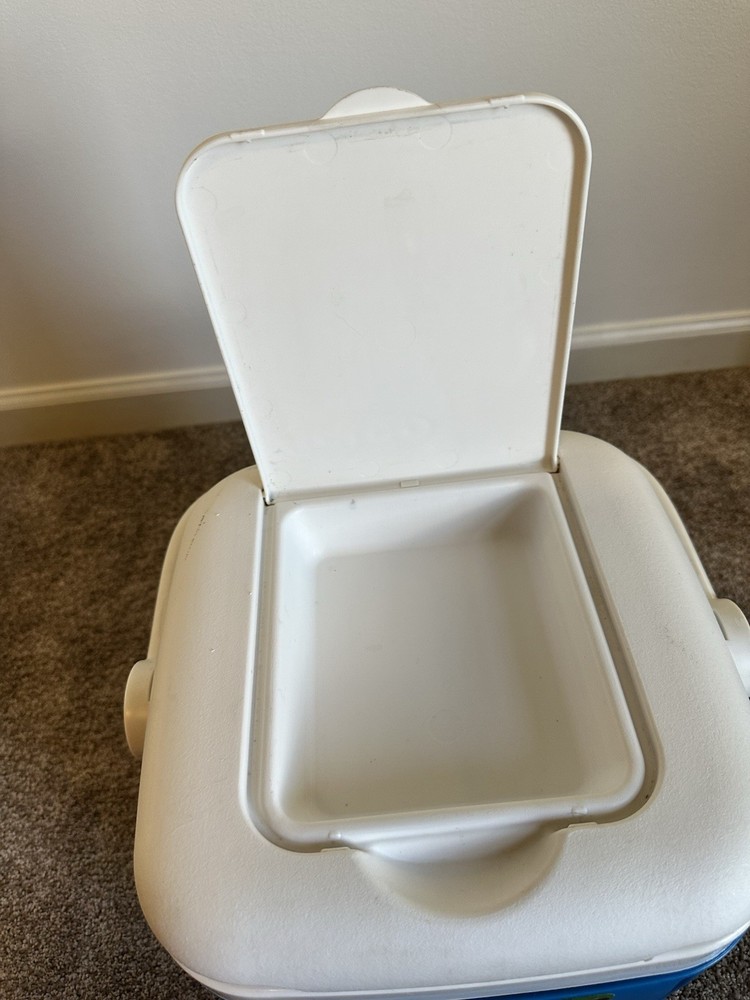 Igloo Ice Cube 12 Quart 14 Can Plastic Cooler With Top Tray Handle
