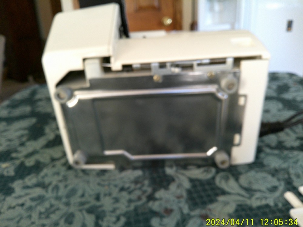 TOYOTA 6700 SEGER SEWING MACHINE (WORKING)