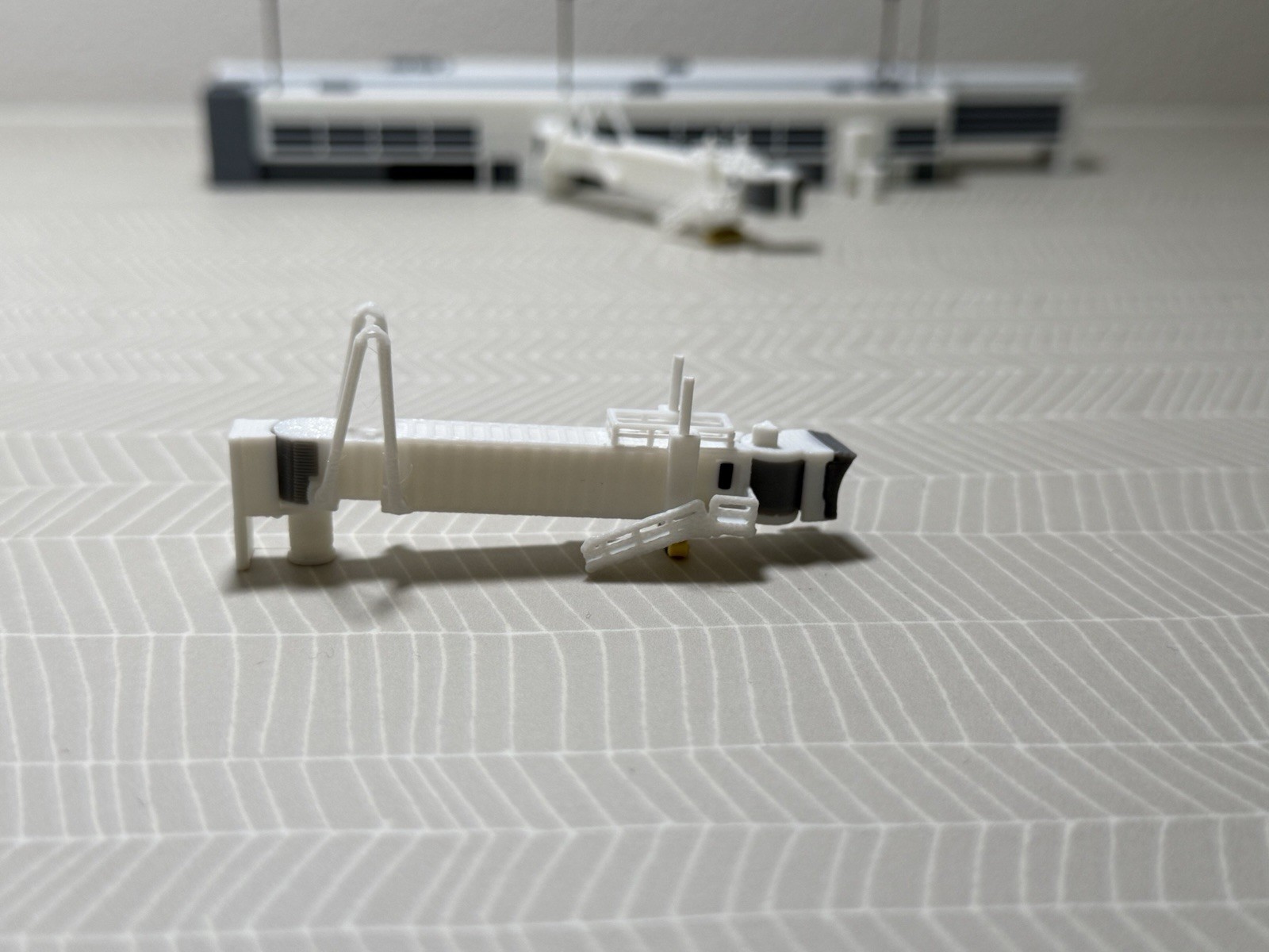 1:400 Model Airport Domestic Terminal w Functional Jet bridges (11)