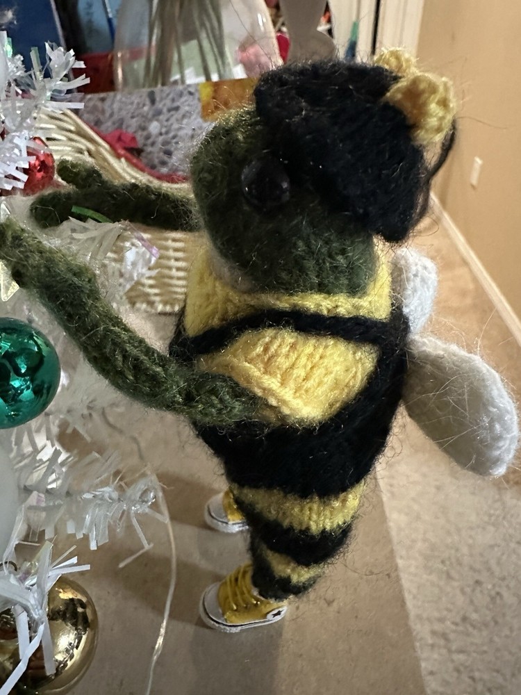 Knitted Frogy.