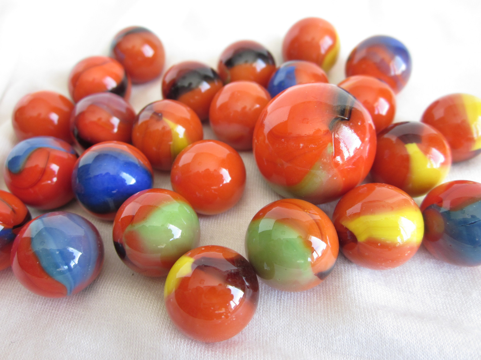 25 Glass Marbles CLOWNFISH Orange Yellow Blue green game vtg style Shooter Patch