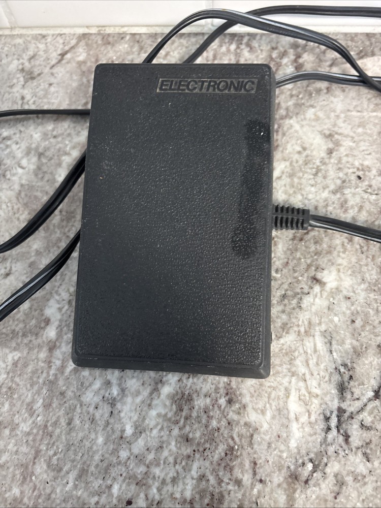 SINGER SM-14C Sewing Machine - Zigzag Free Arm - 17 Functions, Extras Tested