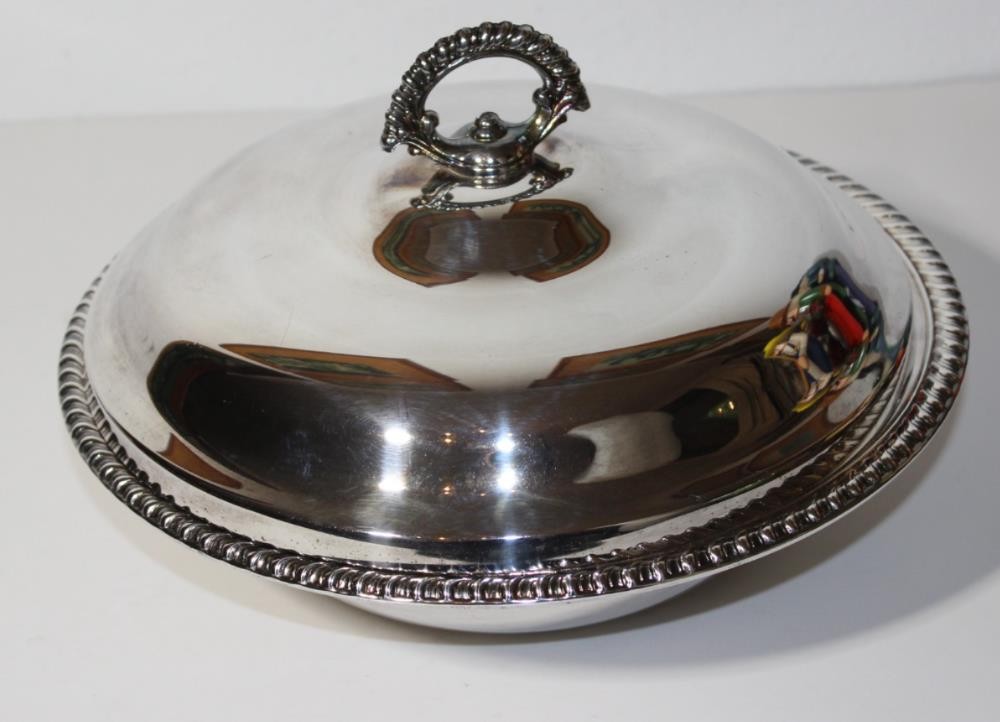 Vintage Wm Rogers Silverplate Elegant Lidded Round Serving Bowl 10"