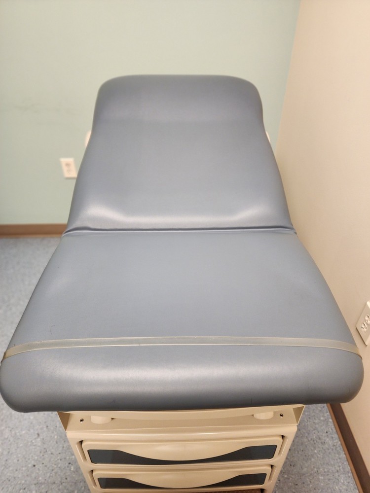 Midmark Ritter 204 Manual Exam Table, pre-owned in excellent condition