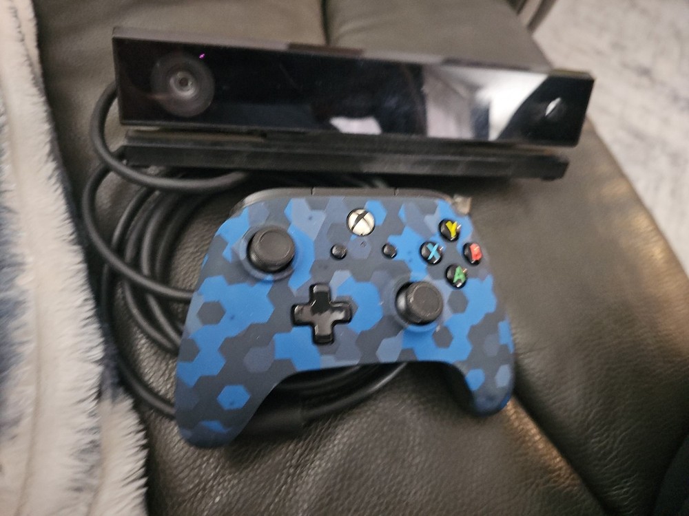 Microsoft Xbox One Kinect Sensor Bar - Black With controller