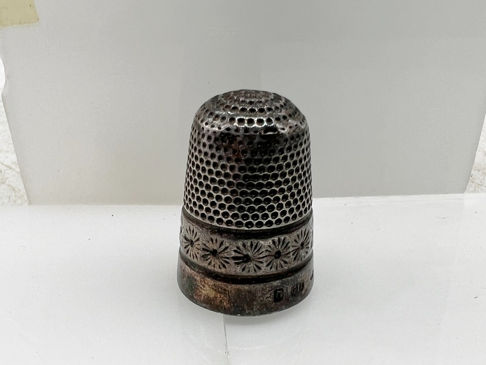 ANTIQUE SOLID SILVER CHARLES HORNER CHESTER THIMBLE DAISY PATTERN
