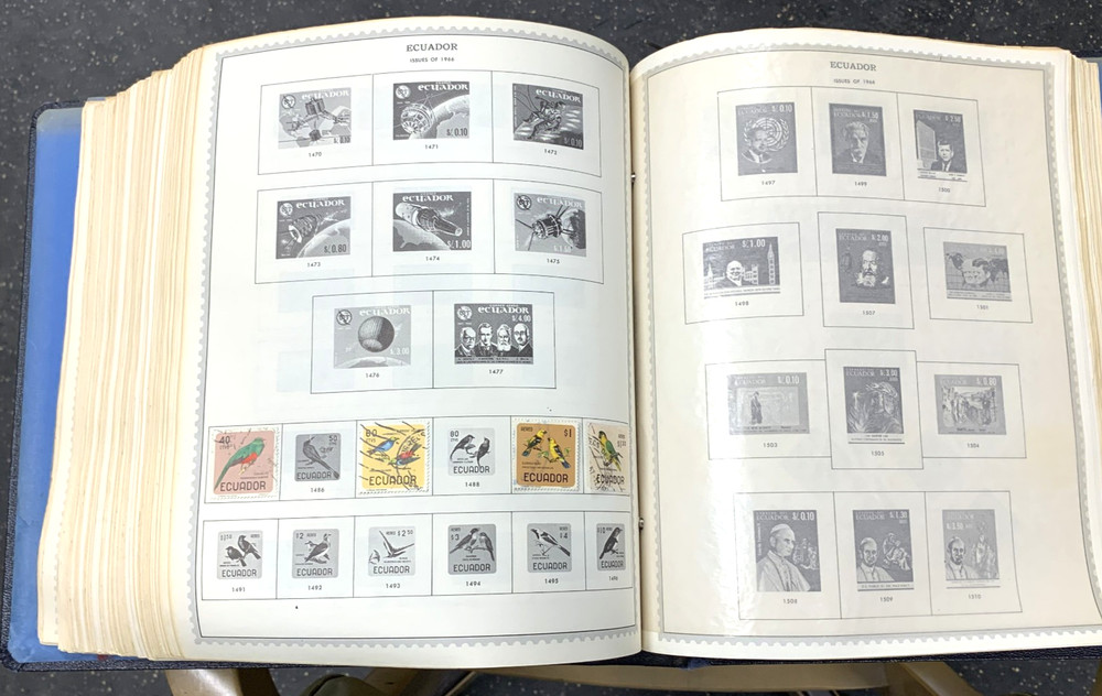 Minkus Supreme Global Album to 1975 Cam to Fin with 1,330 Stamps Nice Binder |