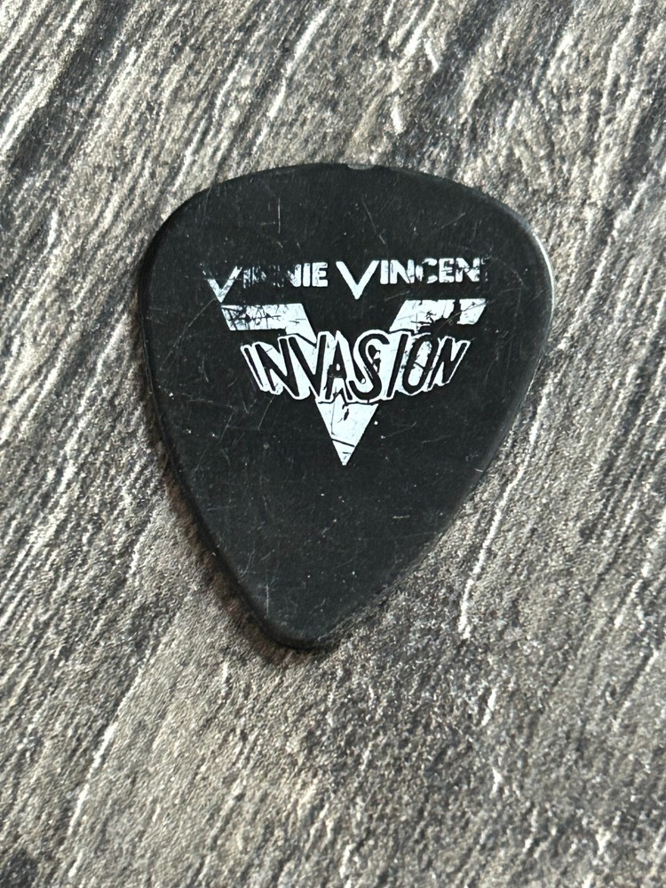 Kiss Guitar Pick VINNIE VINCENT INVASION Stage Played Black Ritz NY Concert