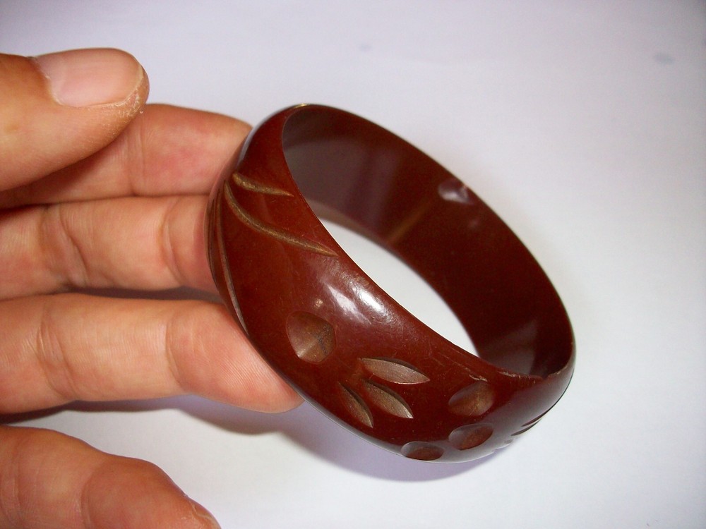 VINTAGE CARVED BAKELITE BANGLE, BRACELET SIMICHROME TESTED