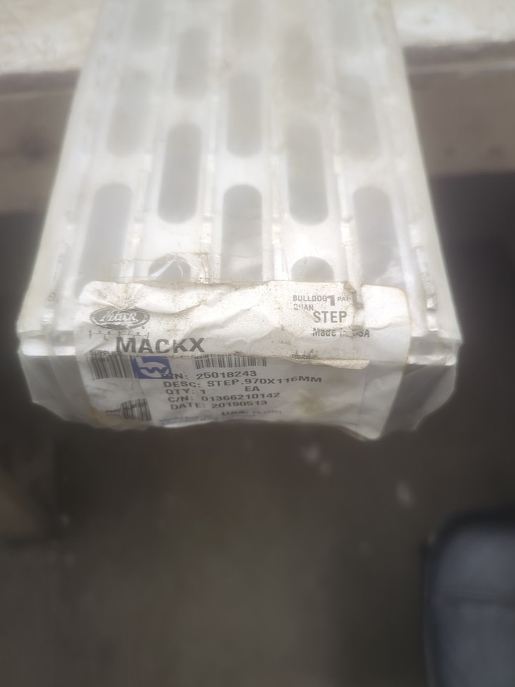 Genuine Mack Step 25018243