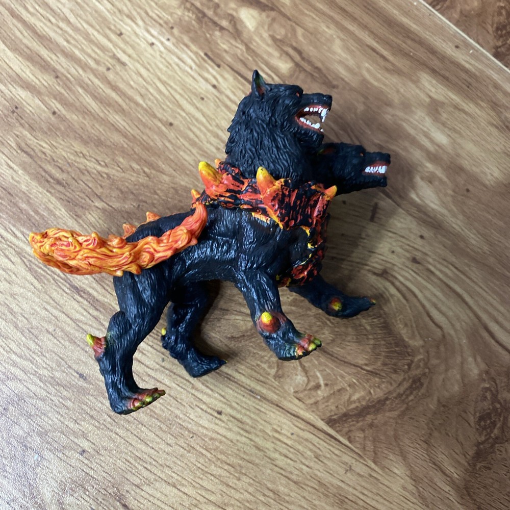 Schleich Stunning Eldrador Hellhound dog 42451