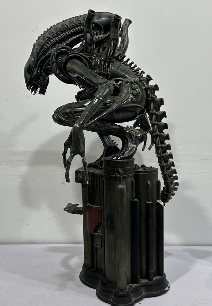 Sideshow Aliens Warrior 1/4 Maquette Premium Format SSC Damaged