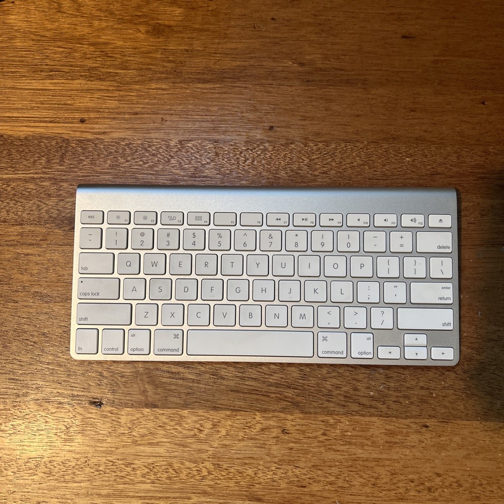 Apple A1314 Wireless Keyboard