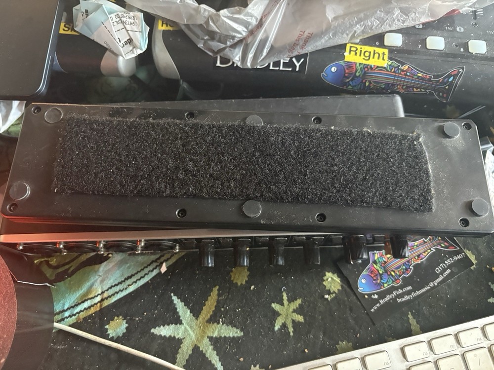 AKAI Professional LPD8 Portable USB-powered MIDI Controller *Read