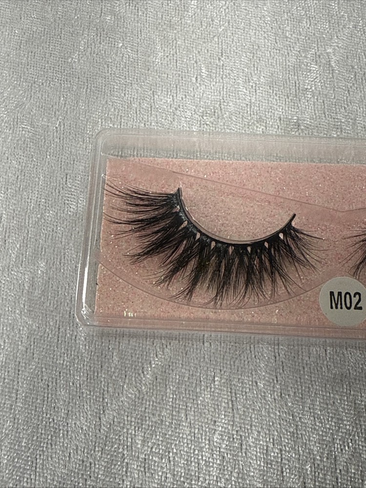 false eyelashes #M02