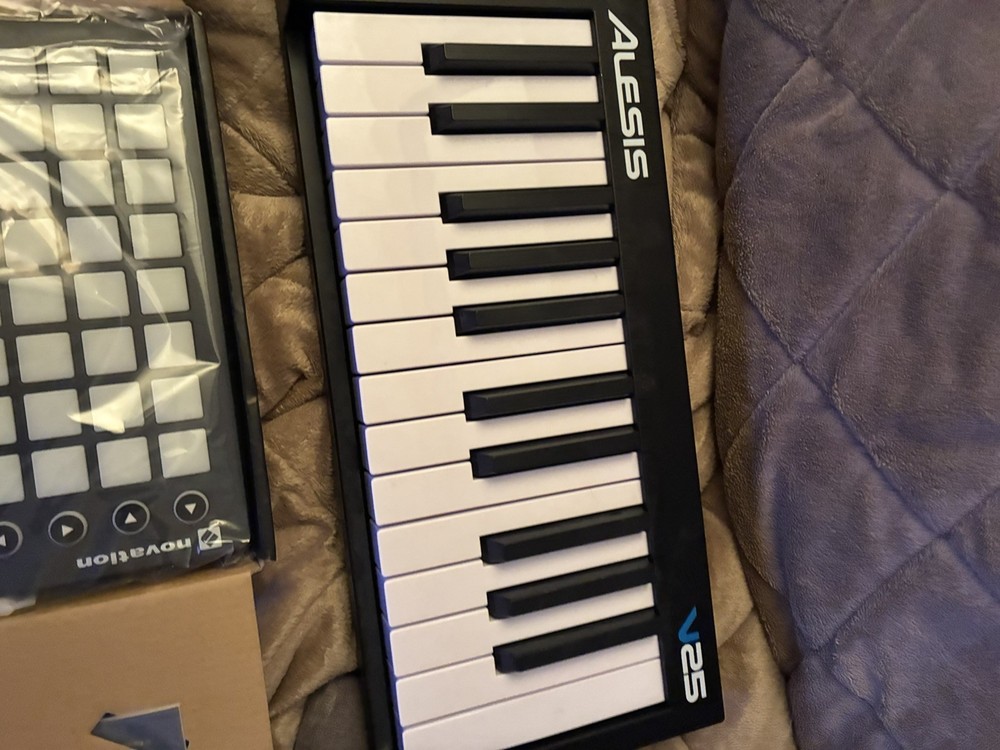 alesis v25 keyboard and launchpad mk2