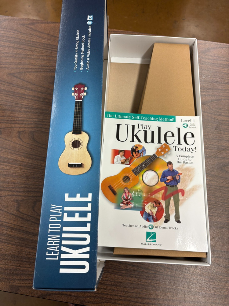 HAL LEONARD Learn To Play Ukulele Complete Kit