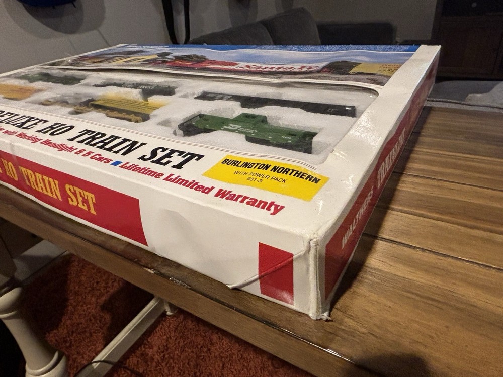 Walthers Trainline Deluxe HO Train Set