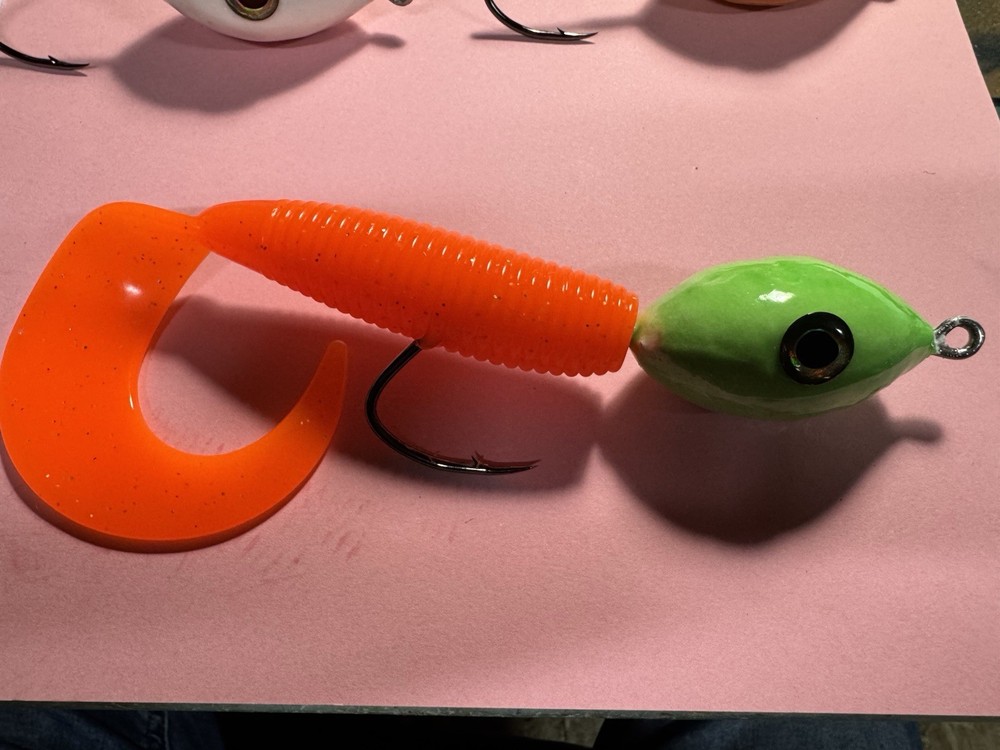 NORWAY COD JIG MASSIVE 535g COD, HALIBUT 10/0 - ORANGE Rubber Curley Tail +1