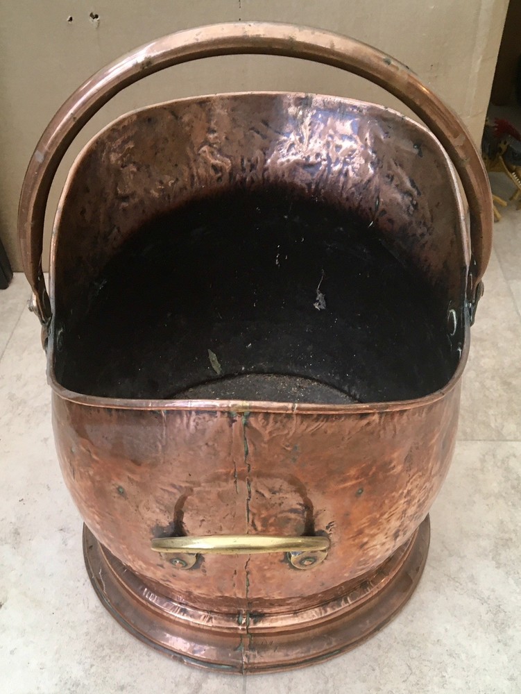 AN ANTIQUE HAND HAMMERED SOLID COPPER COAL BUCKET SCUTTLE CIRCA 1895