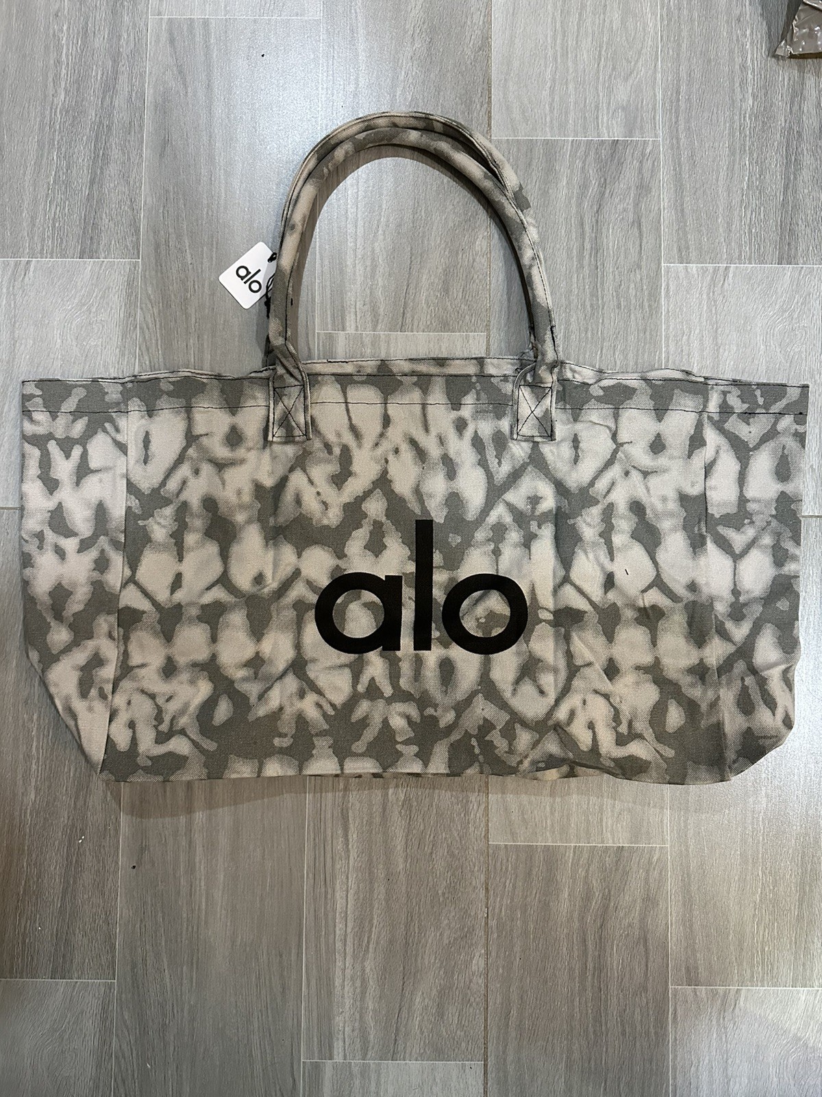 Alo Yoga Tote Bag Large Gray Canvas Tie Dye – Beach / Gym Bag – New with Tags