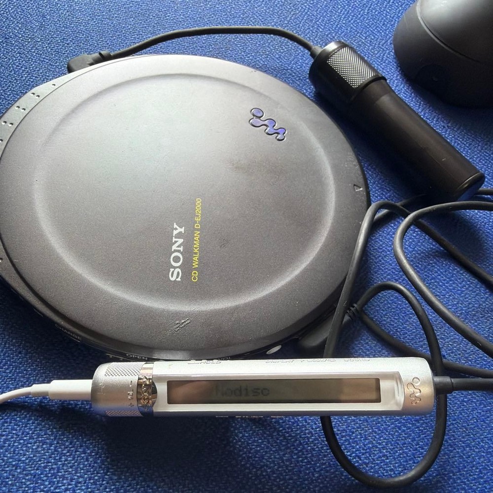 SONY D EJ200 Portable CD Player Walkman Style Compact Audio Player Ready