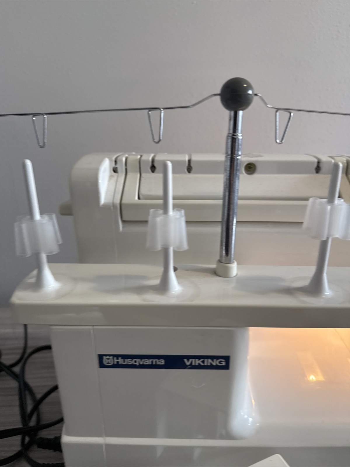 Husqvarna Viking Huskylock 936 Serger Sewing Machine Pedal Manual Extras Works