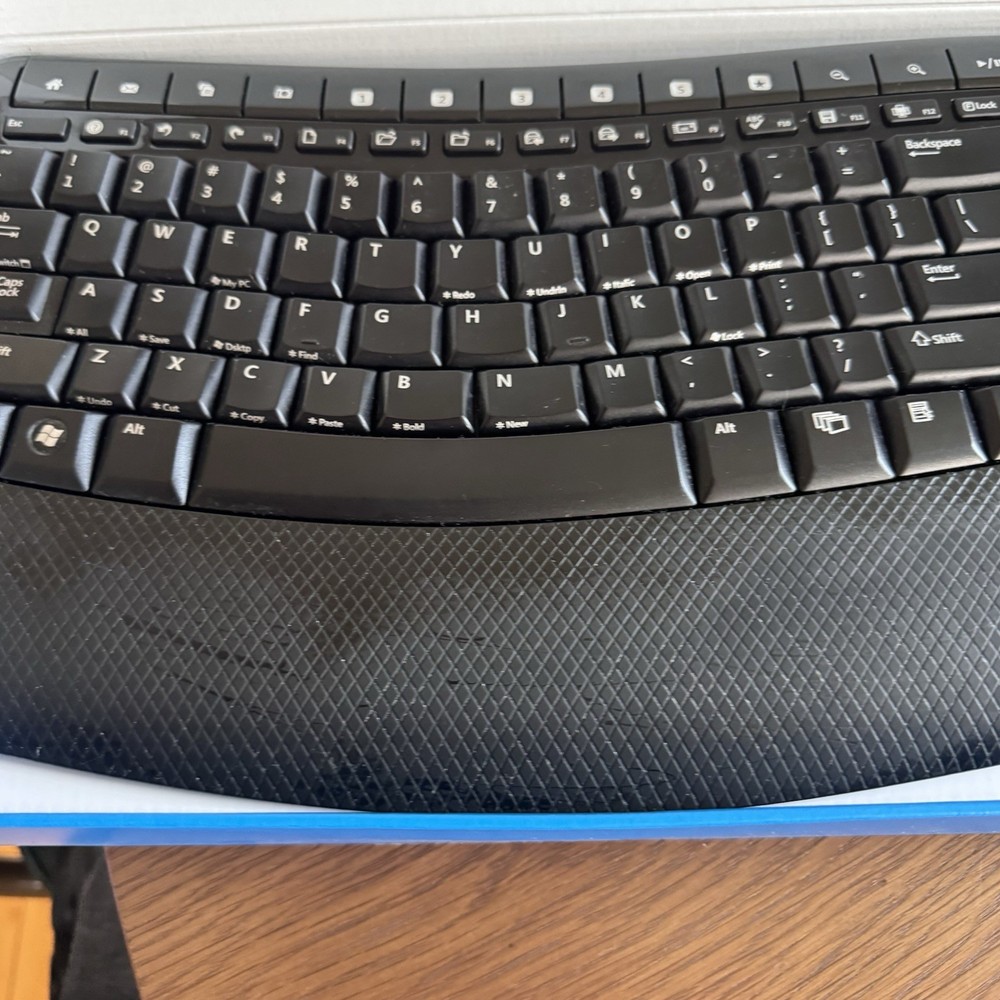 Microsoft Windows Wireless Comfort 5050 Desktop Keyboard & Mouse Includes DONGLE