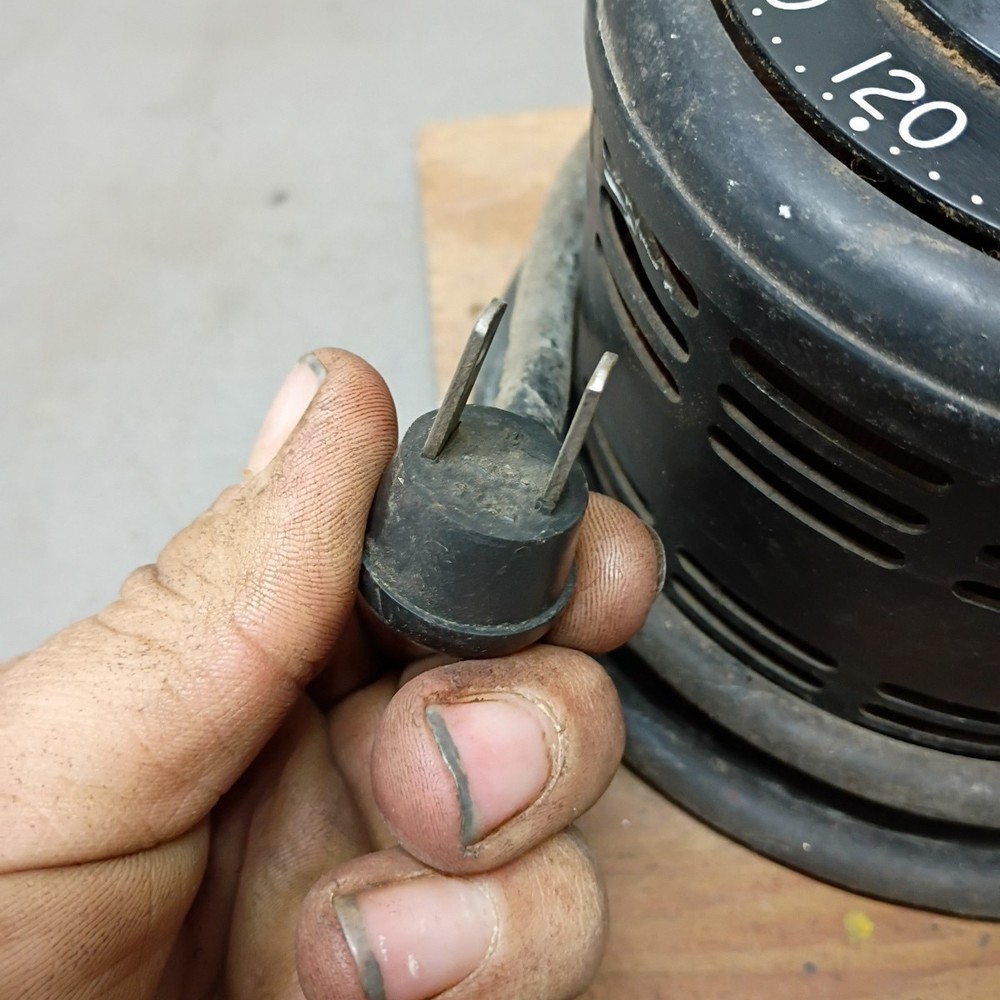 VARIAC, INPUT: 115 VOLTS. VARIABLE AC TRANSFORMER TRANSFORM FROM 0 TO 130 VOLTS.