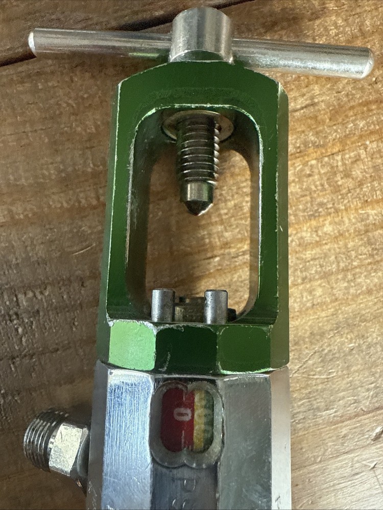 Flotec, Inc. Heavy Duty Oxygen Regulator - Green / Silver - Untested