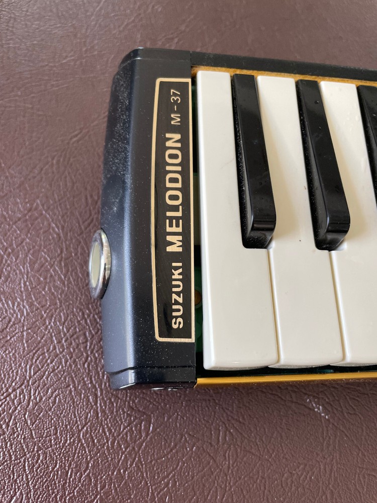 Suzuki Melodion M-37 Keyboard Harmonica