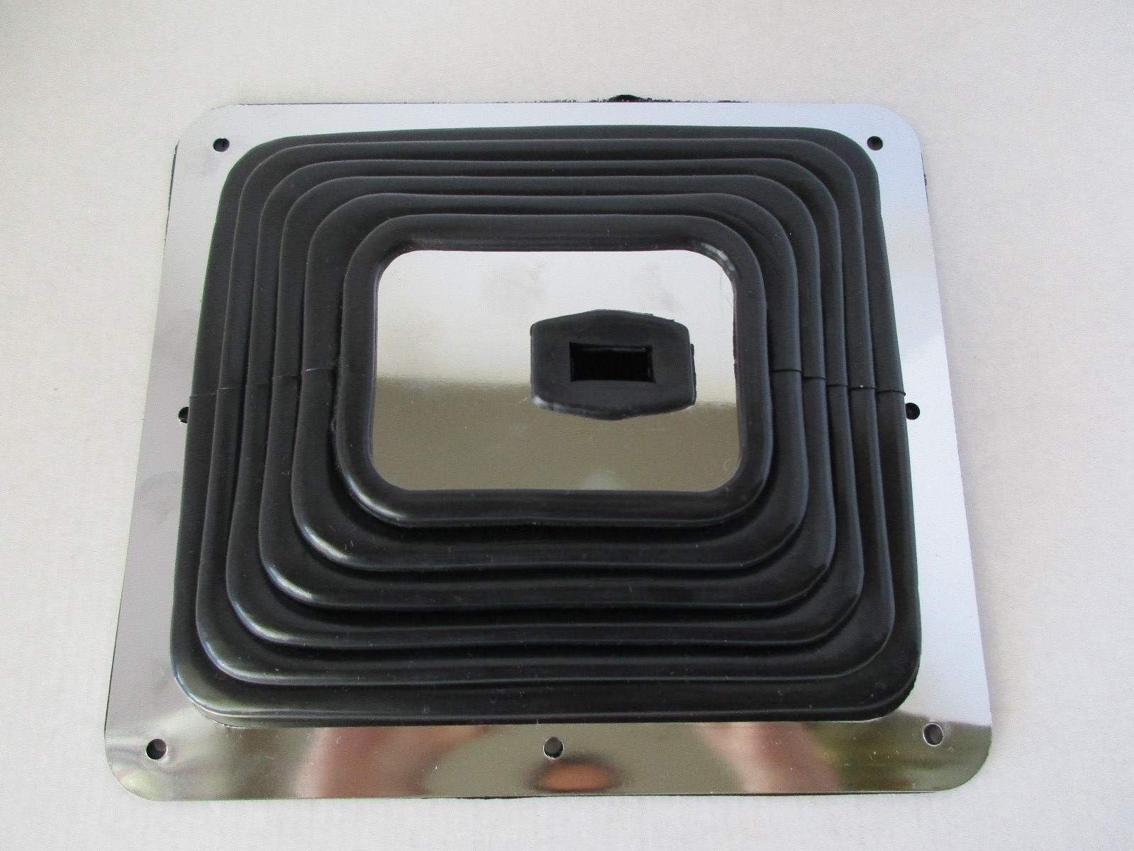 HURST B&M STYLE RUBBER SHIFTER BOOT W/CHROME PLATE 7 3/4"X8 3/4" UNIVERSAL #9631