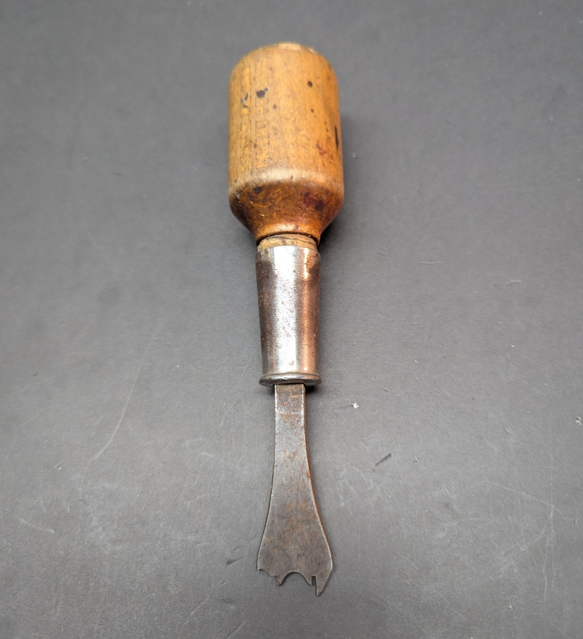 Berry’s Staple Remover Puller for Upholstery Pool Table Recover Wooden Handle 6"