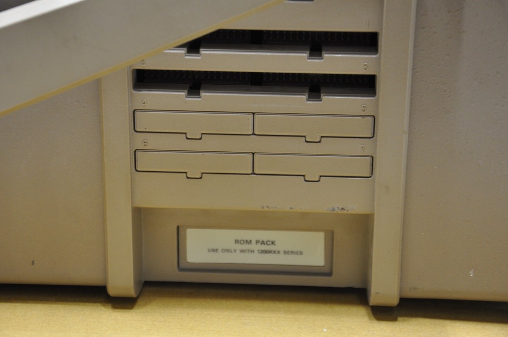 TEKTRONIX 1240 LOGIC ANALYZER FOR PARTS ONLY