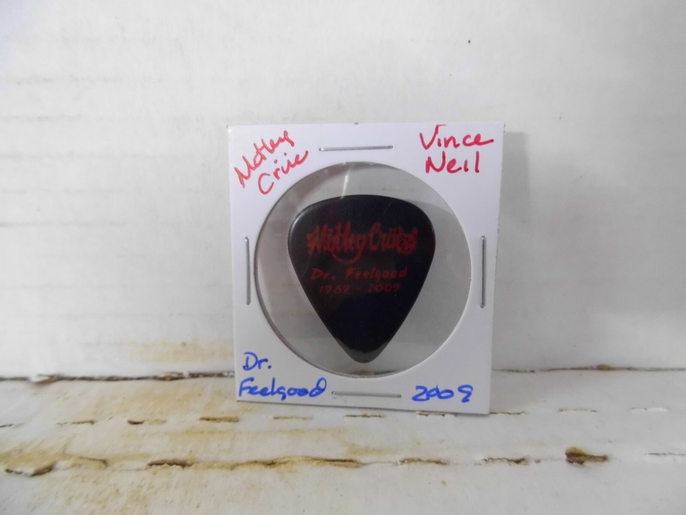 MOTLEY CRUE "VINCE NEIL" 2009 SIGNATURE GUITAR PICK~READ DESCRIPTION (#27~20)