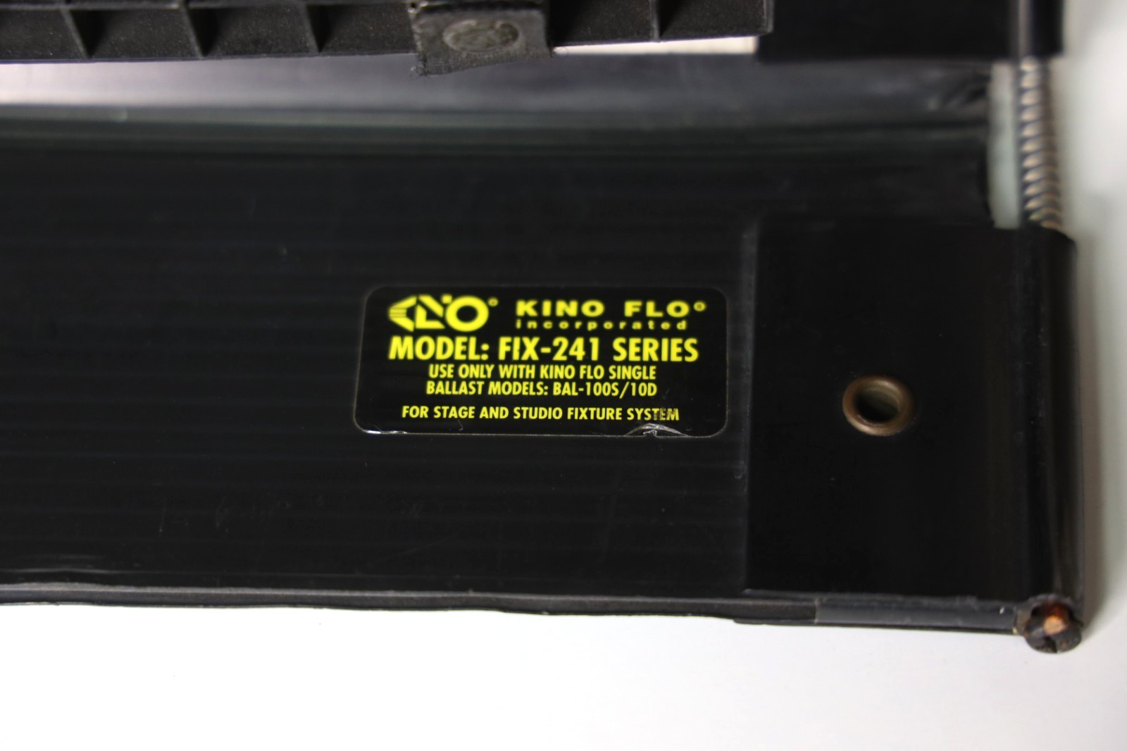 Kino Flo FIX-241 2ft 1-Bank Light w/ BAL-105 Ballast & Cable – Tested