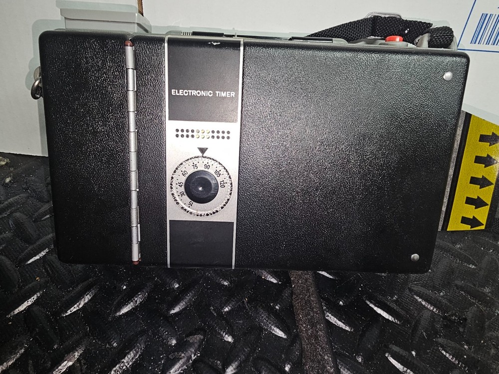 Polaroid Countdown 90 Automatic Land Camera W/Case And Accessories Not Untested!
