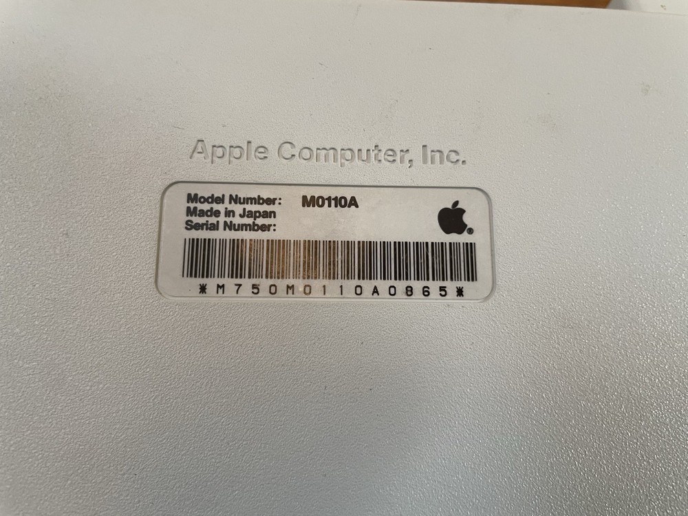 VINTAGE APPLE KEYBOARD M0110A UNTESTED MISSING 1 KEY
