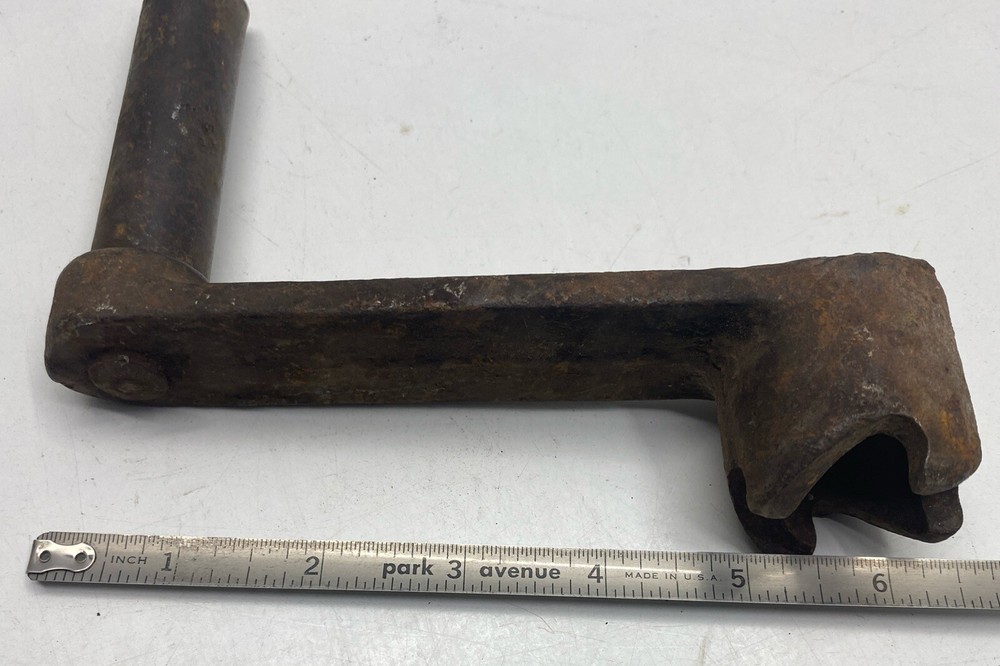 VINTAGE HIT AND MISS ENGINE HAND CRANK