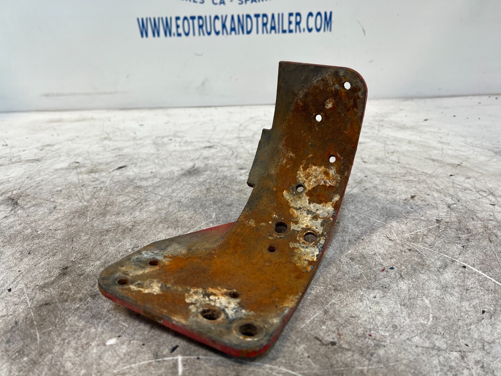 Peterbilt Lower Sleeper Cab Connector Bracket 20-16126L